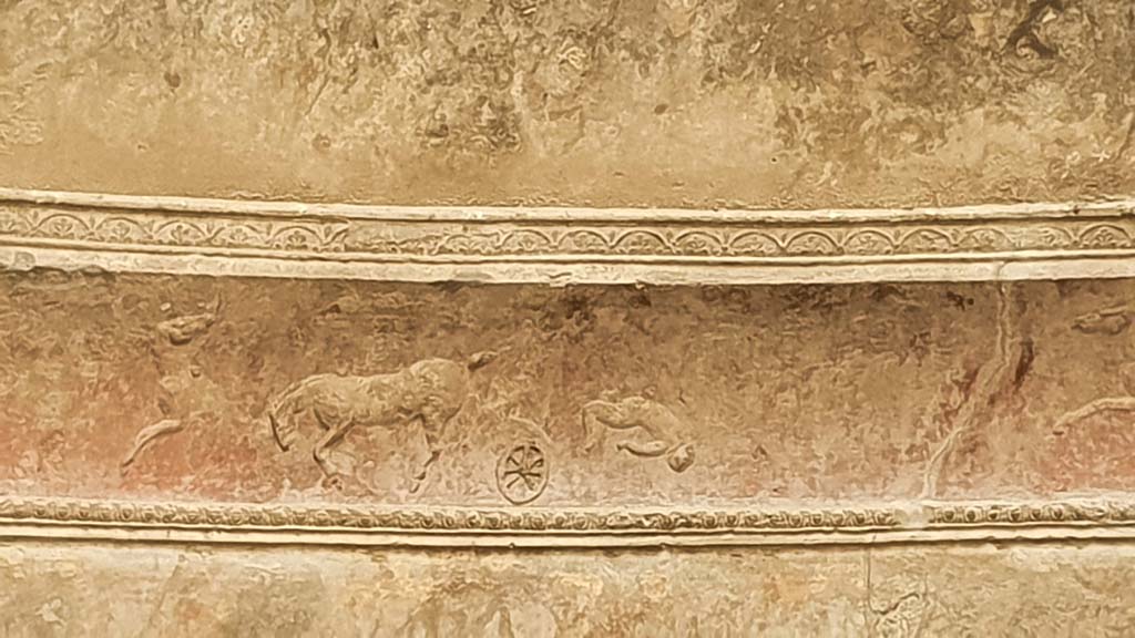 VII.5.24 Pompeii. August 2021. Frigidarium, detail of plasterwork.
Foto Annette Haug, ERC Grant 681269 DÉCOR.
