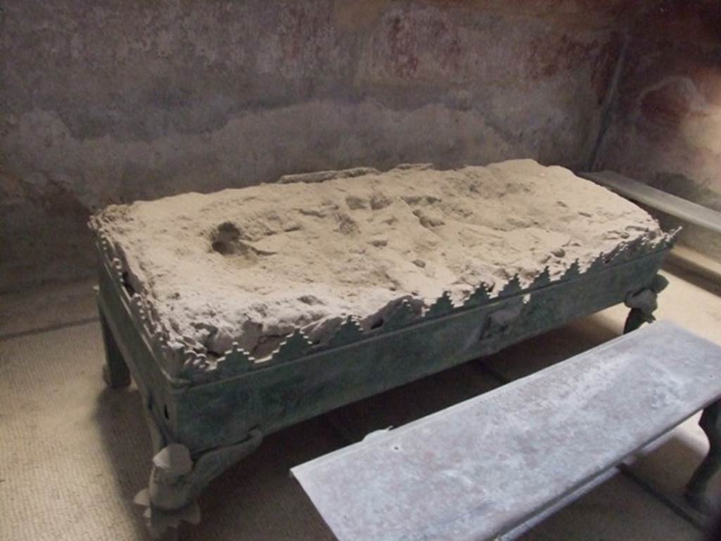 VII.5.24 Pompeii. August 2021. Tepidarium (37), bronze bench in south-east corner.
Foto Annette Haug, ERC Grant 681269 DCOR.
