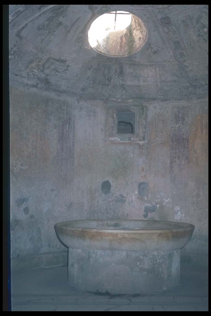 VII.5.24 Pompeii. August 2021. Caldarium (39), looking south to marble basin (41).
Foto Annette Haug, ERC Grant 681269 DCOR
