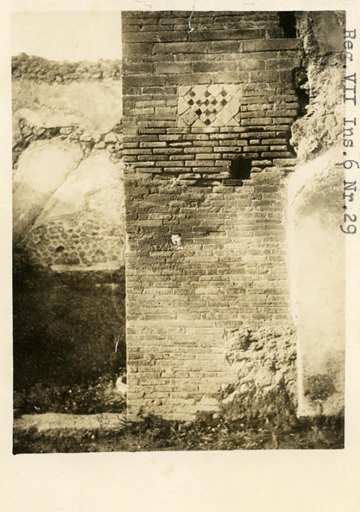 VII.6.29 Pompeii. Pre-1937-39. Pilaster on east side of entrance.
Photo courtesy of American Academy in Rome, Photographic Archive. Warsher collection no. 366.
