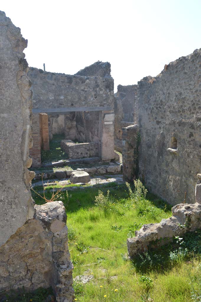 VII.6.33 Pompeii. October 2017. 
Looking south from rear room towards entrance onto Vicolo dei Soprastanti, and opposite to VII.7.18.
Foto Taylor Lauritsen, ERC Grant 681269 DCOR.
