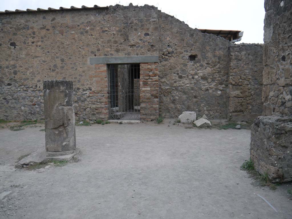 VII.7.32 Pompeii. September 2018. Looking north to north-east corner of Temple, with doorway leading to VII.7.30.
The small room where the painting of Bacchus and Silenus was found would have been to the left through this doorway.
Foto Anne Kleineberg, ERC Grant 681269 DCOR.

