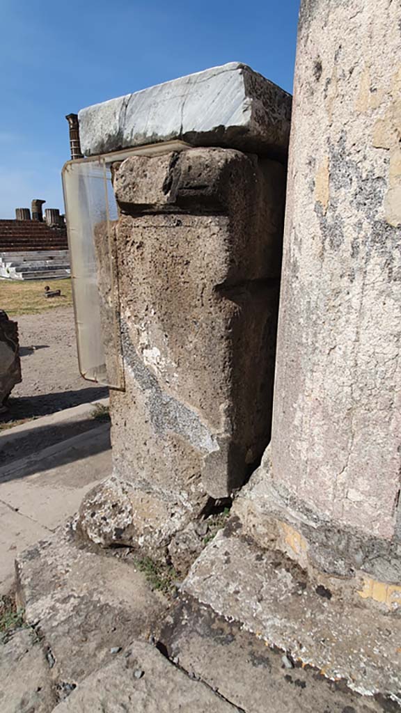 VII.7.32 Pompeii. August 2021. 
Looking towards west side of statue base with inscription.
Foto Annette Haug, ERC Grant 681269 DÉCOR.
