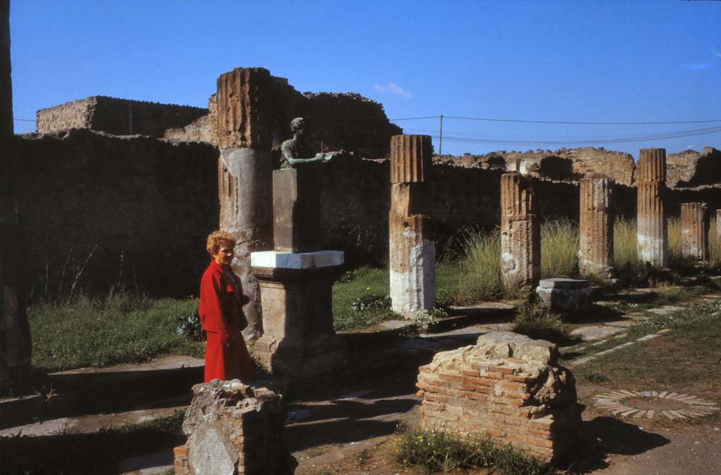 VII.7.32 Pompeii. February 1988. Looking towards south-west corner and west wall of portico.
Photo by Joachime Méric courtesy of Jean-Jacques Méric.
