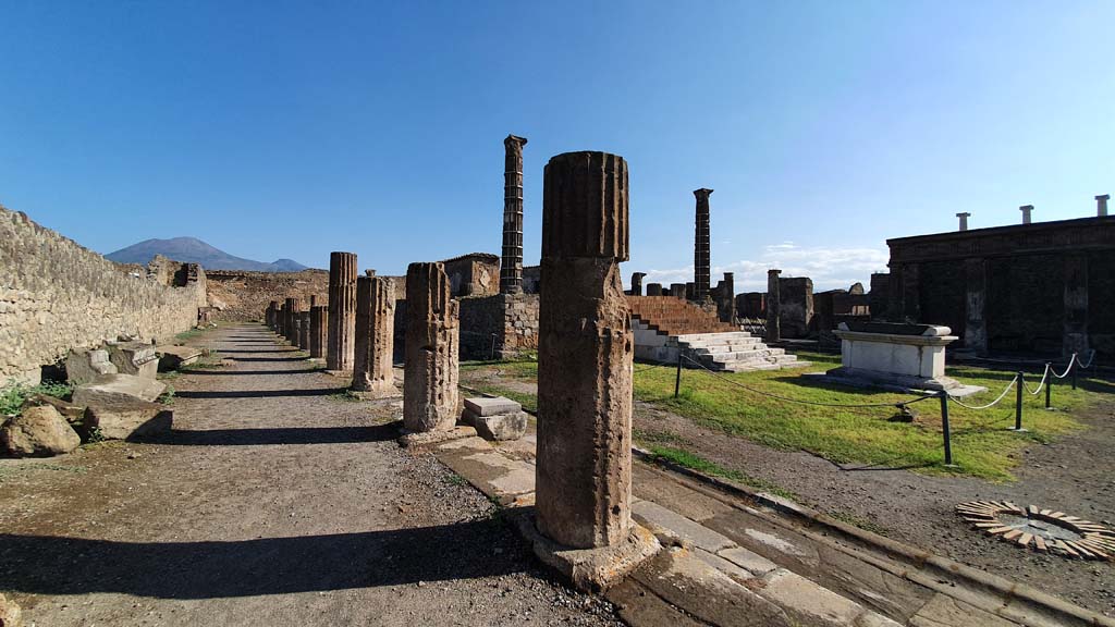 VII.7.32 Pompeii. July 2021. Looking north along west portico.
Foto Annette Haug, ERC Grant 681269 DÉCOR.

