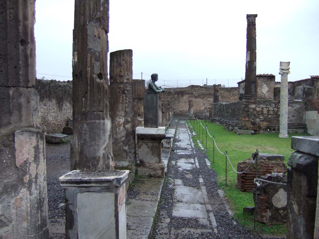 VII.7.32 Pompeii. December 2005. Looking north along west side.