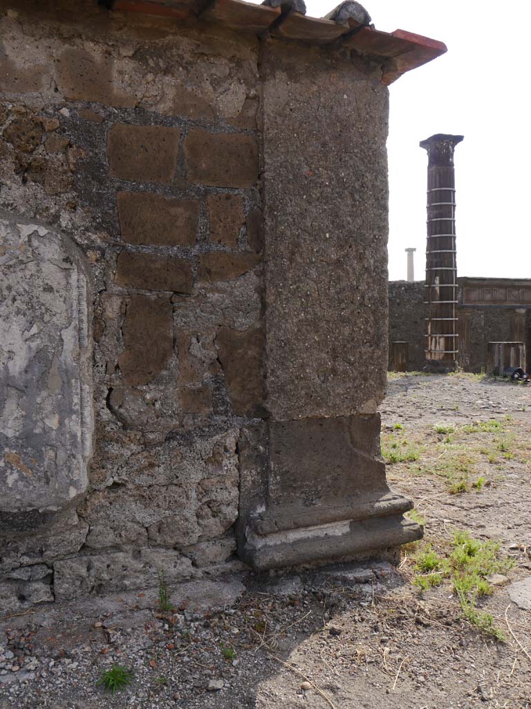 VII.7.32, Pompeii. September 2018. Looking east from south end of exterior west wall of cella. 
Foto Anne Kleineberg, ERC Grant 681269 DÉCOR.
