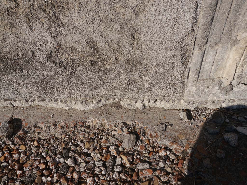 VII.7.32, Pompeii. September 2018. Base of west wall of cella, and pavement.
Foto Anne Kleineberg, ERC Grant 681269 DÉCOR.
