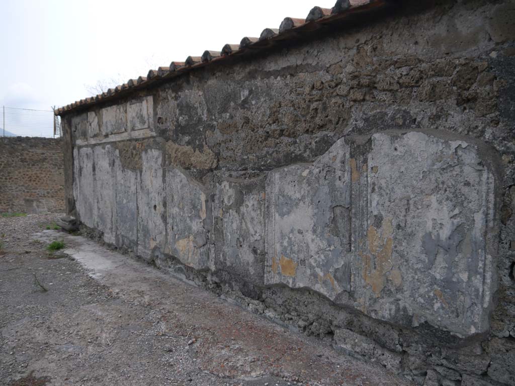 VII.7.32, Pompeii. September 2018. Looking north along west wall of cella, with remaining decorative stucco.
Foto Anne Kleineberg, ERC Grant 681269 DÉCOR.



