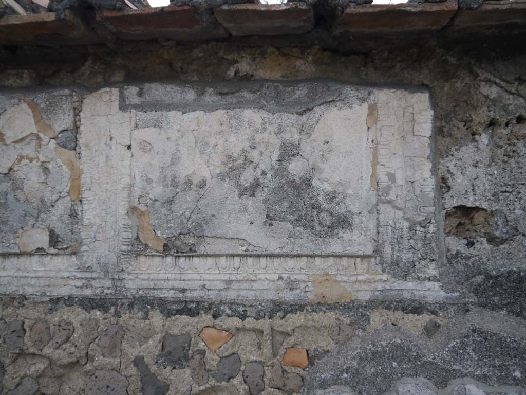 VII.7.32, Pompeii. September 2018. Detail of decorative stucco panel on upper west wall.
Foto Anne Kleineberg, ERC Grant 681269 DÉCOR.
