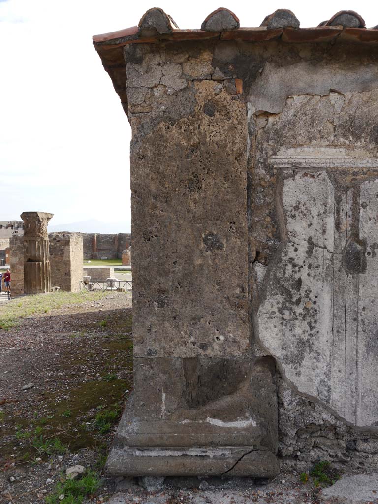 VII.7.32, Pompeii. September 2018. Looking east from north end of west side of exterior of cella.
Foto Anne Kleineberg, ERC Grant 681269 DÉCOR.
