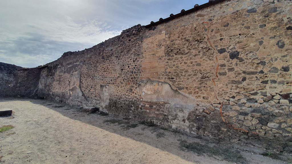 VII.7.32 Pompeii. August 2021. Looking west along north wall.
Foto Annette Haug, ERC Grant 681269 DÉCOR.

