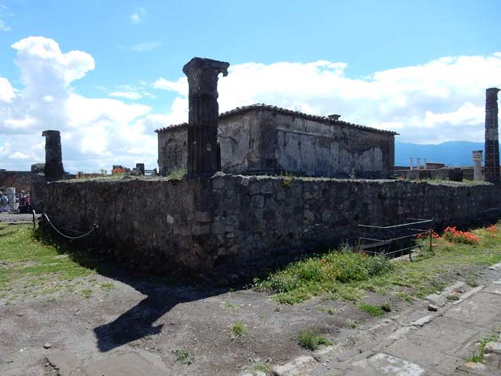 VII.7.32 Pompeii. May 2018. Looking south from north-west corner. Photo courtesy of Buzz Ferebee.
