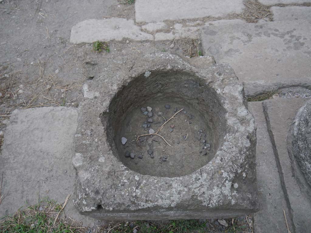 VII.7.32, Pompeii. September 2018. Stone cistern mouth in north-west corner.
Foto Anne Kleineberg, ERC Grant 681269 DÉCOR.


