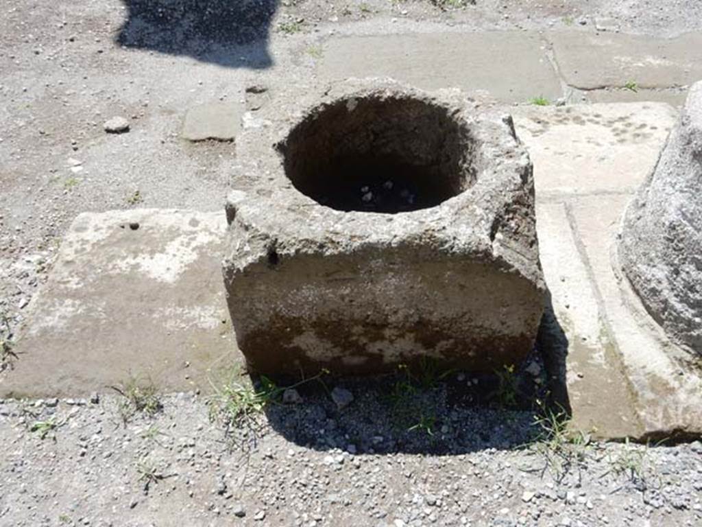 VII.7.32 Pompeii. May 2018. Stone cistern-mouth on north side of colonnade. Photo courtesy of Buzz Ferebee.