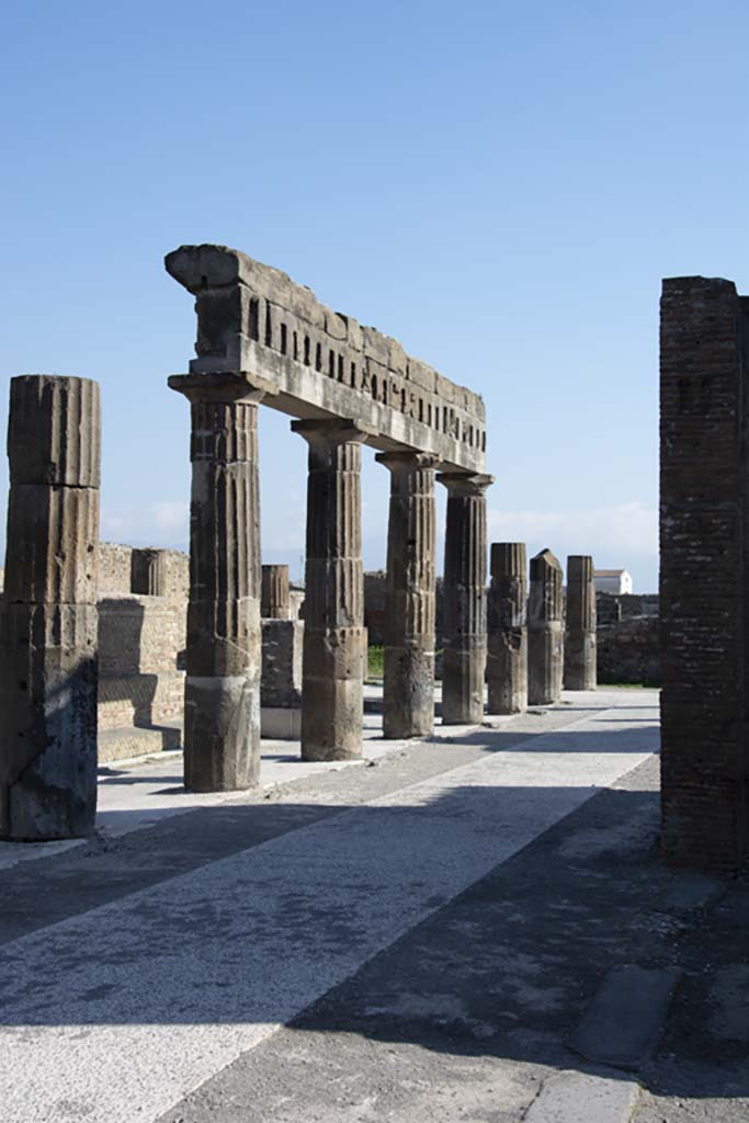 VII.8 Pompeii. South side of forum. March 2019. Looking east along columns of portico.
Foto Annette Haug, ERC Grant 681269 DÉCOR.
