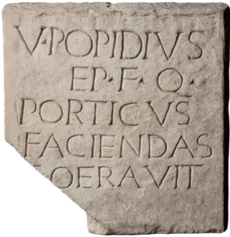 VII.8 Pompeii Forum. Inscription from the colonnade of Popidius.
The museum information card says “Pompeii, from the area in front of the Basilica (1814)”.
According to Epigraphik-Datenbank Clauss/Slaby (See www.manfredclauss.de) this reads
V(ibius) Popidius / Ep(pi) f(ilius) q(uaestor) / porticus / faciendas / coeravit      [CIL X, 794]
Now in Naples Archaeological Museum. Inventory number 3825.
