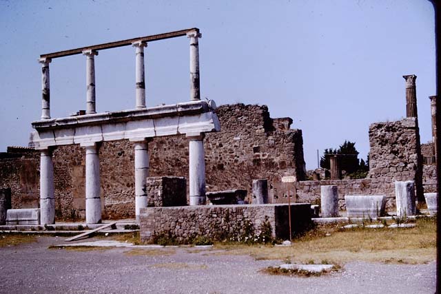 VII.8 Pompeii Forum. March 2019. Looking north along west side
Foto Anne Kleineberg, ERC Grant 681269 DÉCOR.
