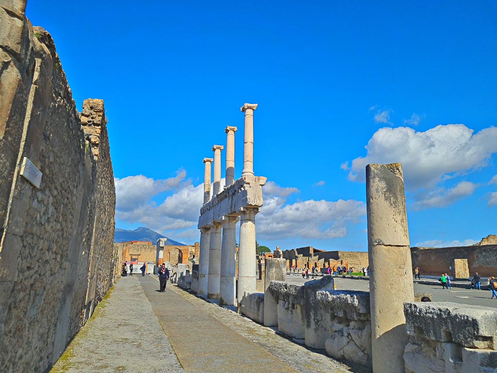 VII.8 Pompeii Forum. September 2015. Looking north-east across west side of Forum portico.