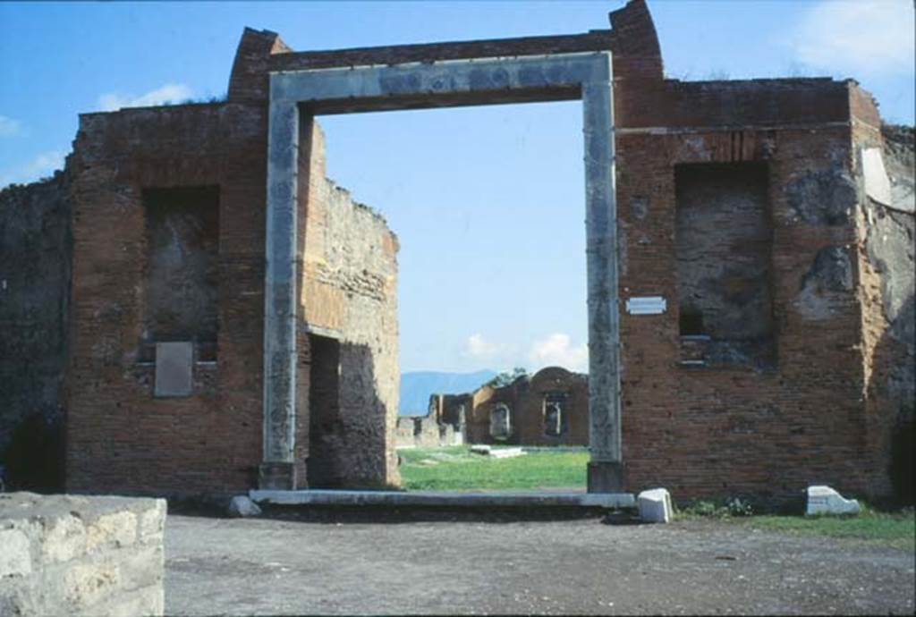VII.9.1 Pompeii. October 1992. Looking east towards Portico 1, Entrance 6. Photo by Louis Mric courtesy of Jean-Jacques Mric.