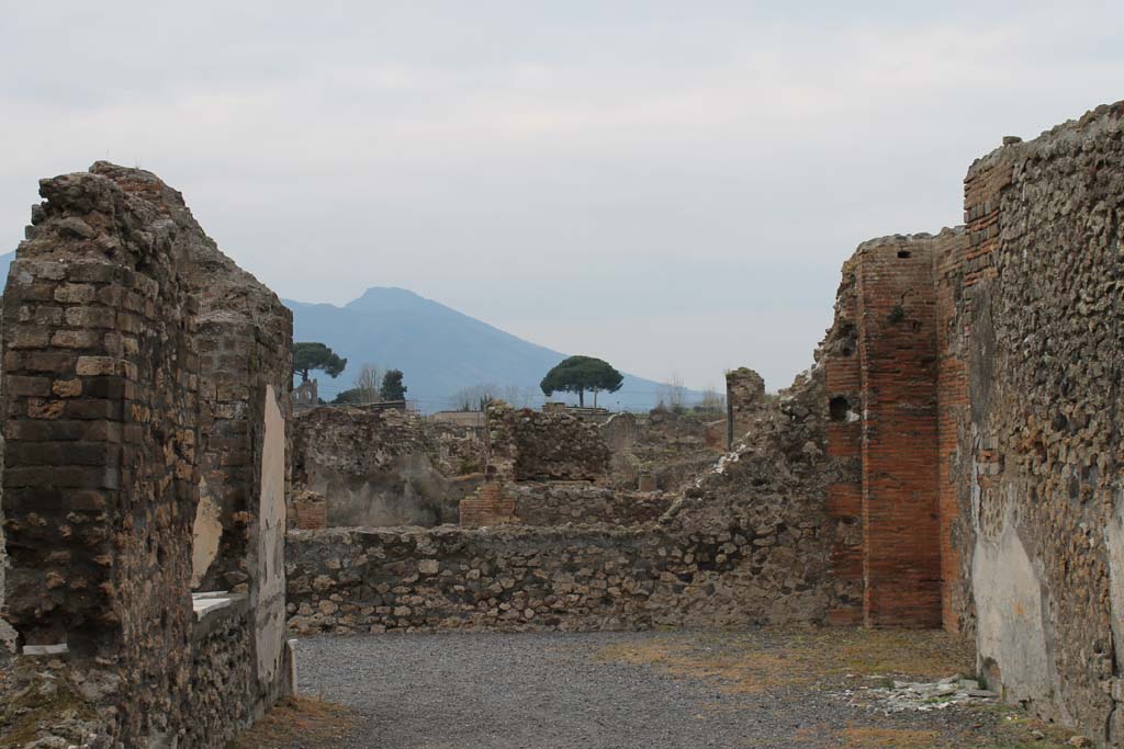 VII.9.1 Pompeii. March 2014. Looking north in east corridor 12, with window into light court 11, on left.
Foto Annette Haug, ERC Grant 681269 DÉCOR.
