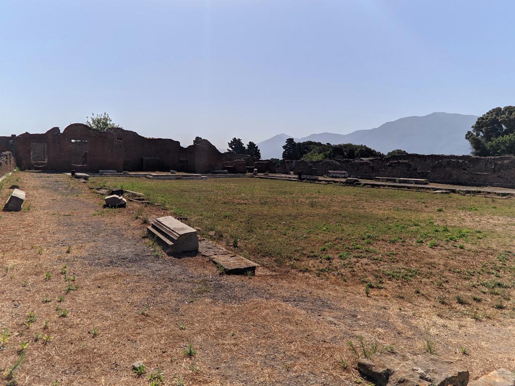 VII.9.1 Pompeii. April 2022. 
Looking west along south colonnade 9 towards entrance doorway, from near south-east corner. Photo courtesy of Giuseppe Ciaramella.
