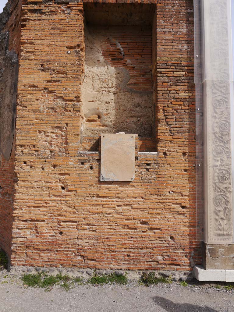VII.9.1 Pompeii. March 2019. Portico 1. North end. Small niche between entrance and apsidal niche 4.
Foto Anne Kleineberg, ERC Grant 681269 DÉCOR.
