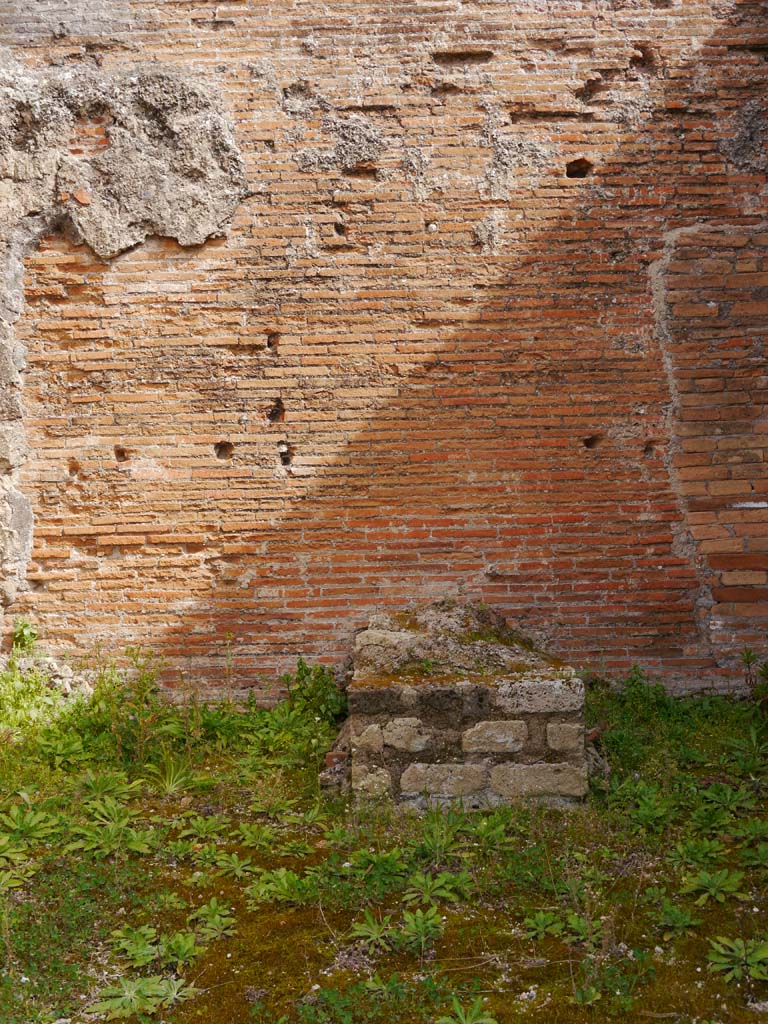 VII.9.2 Pompeii. March 2019. Altar in centre of east wall of cella.
Foto Anne Kleineberg, ERC Grant 681269 DÉCOR.
