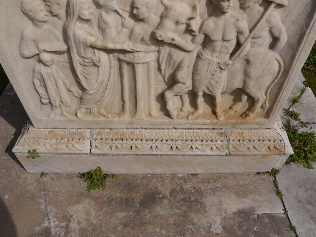 VII.9.2 Pompeii. March 2019. Detail of base of altar.
Foto Anne Kleineberg, ERC Grant 681269 DÉCOR.
