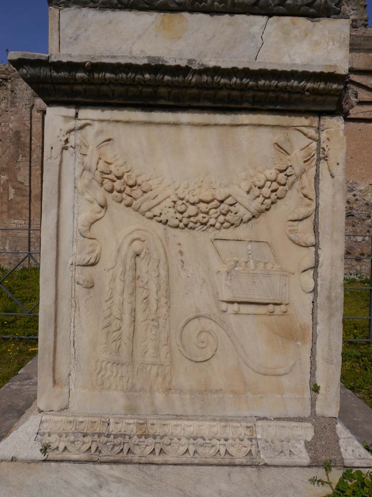 VII.9.2 Pompeii. March 2019. Detail of south side of altar.
Foto Anne Kleineberg, ERC Grant 681269 DÉCOR.

