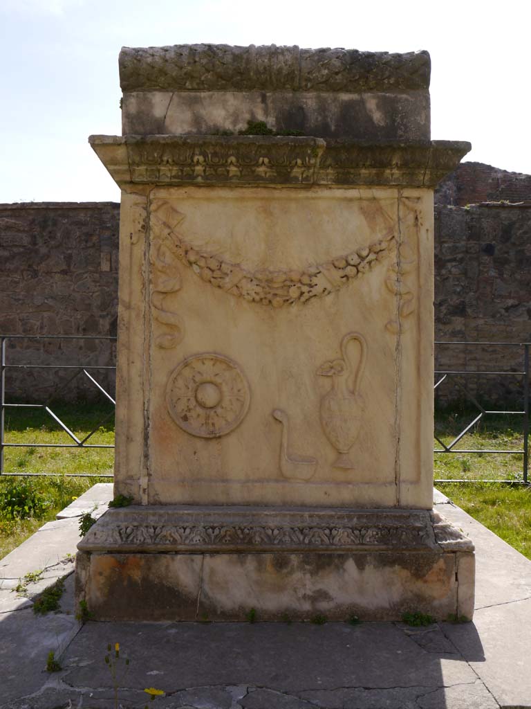 VII.9.2 Pompeii. March 2019. Looking towards north side of altar.
Foto Anne Kleineberg, ERC Grant 681269 DÉCOR.

