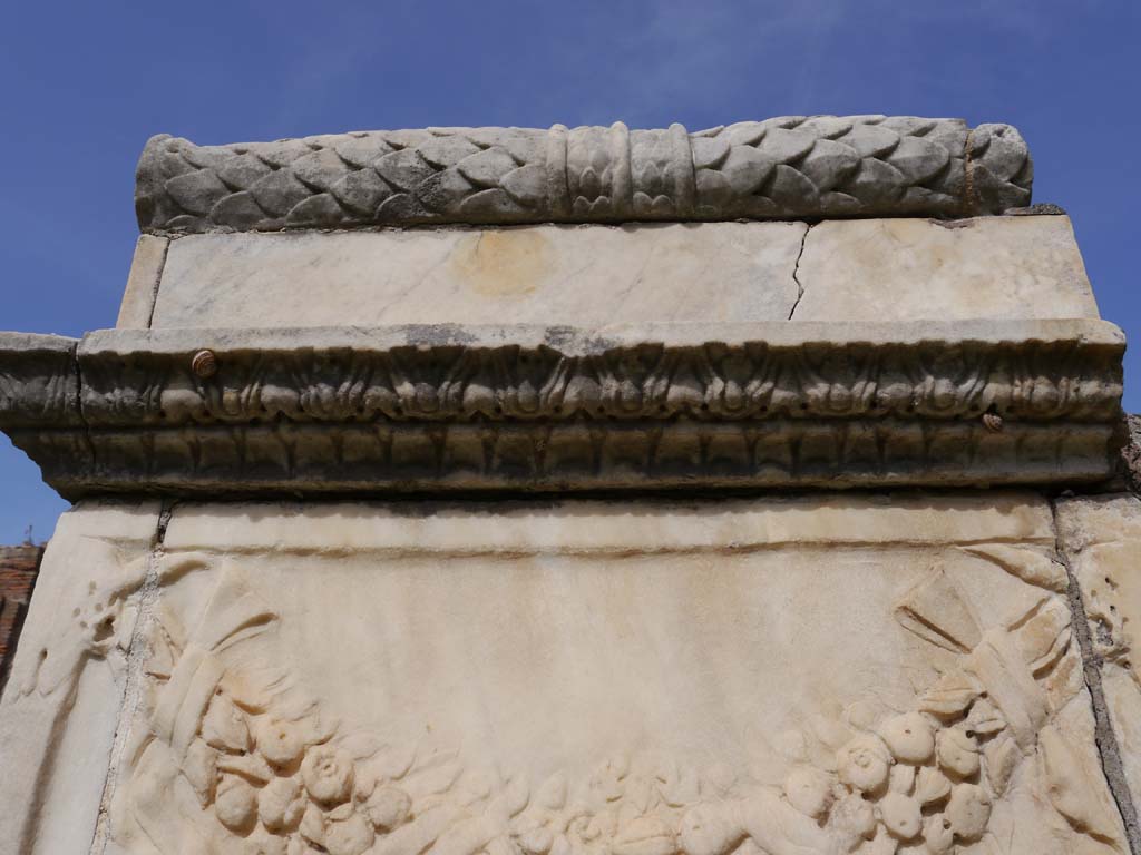 VII.9.2 Pompeii. March 2019. Top of north side of altar.
Foto Anne Kleineberg, ERC Grant 681269 DÉCOR.

