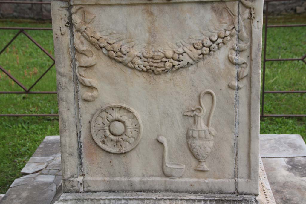 VII.9.2 Pompeii. April 2014. Detail from north side of altar with plate, ladle and jug. Photo courtesy of Klaus Heese.