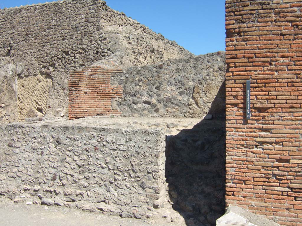 VII.9.3 Pompeii. September 2005. Podium to north of entrance.