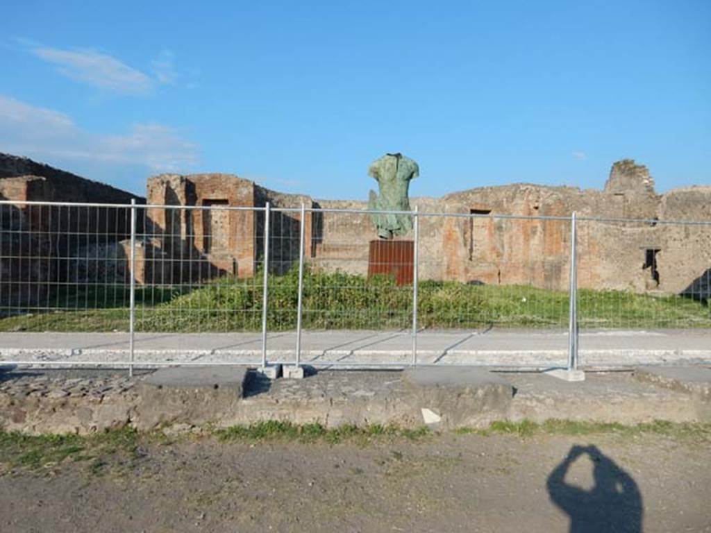 VII.9.3 Pompeii. May 2016. Looking towards entrance on east side of Forum. One of 30 monumental sculptures by Igor Mitoraj located around the area of Pompeii, on display until January 2017. Photo courtesy of Buzz Ferebee.
