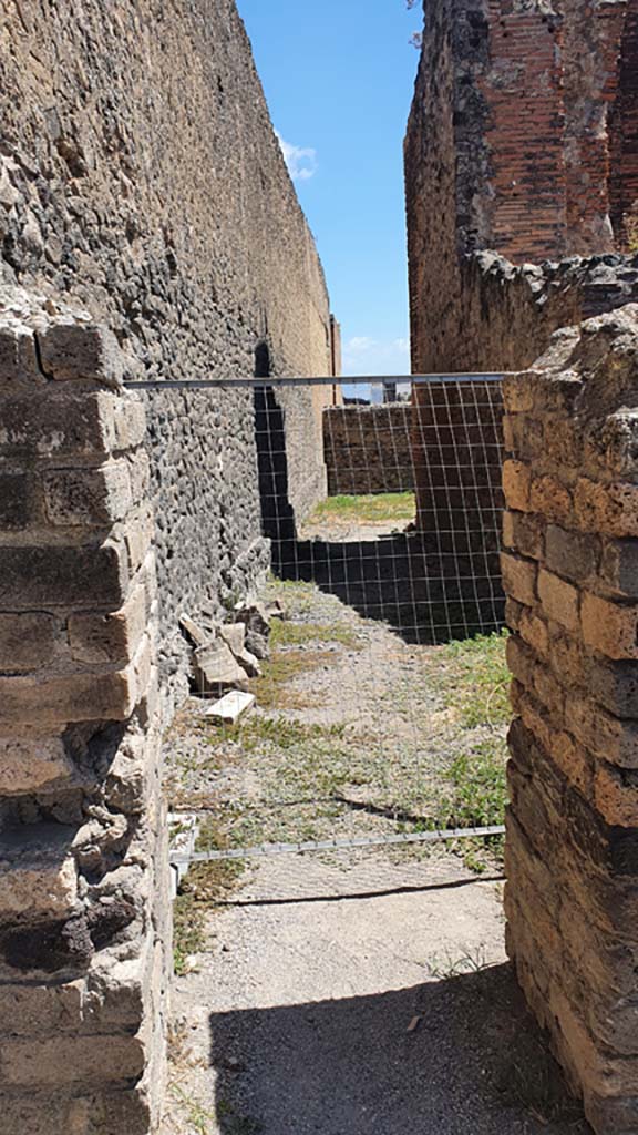VII.9.3 Pompeii. August 2021. Passageway leading towards VII.9.43
Foto Annette Haug, ERC Grant 681269 DÉCOR.
