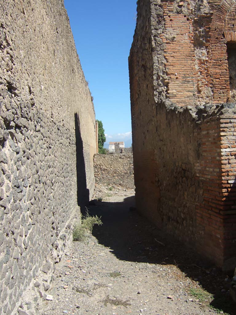 VII.9.3 Pompeii. September 2005. Passageway leading towards VII.9.43