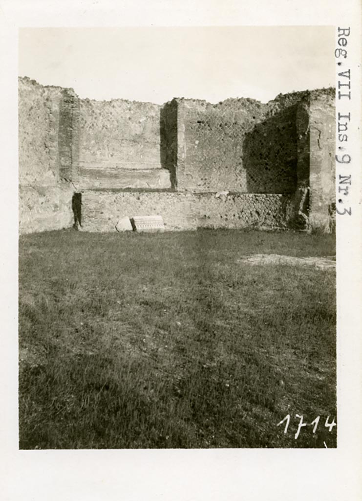VII.9.3 Pompeii. Pre-1937-39. Looking towards south end of east wall. 
Photo courtesy of American Academy in Rome, Photographic Archive. Warsher collection no. 1714.
