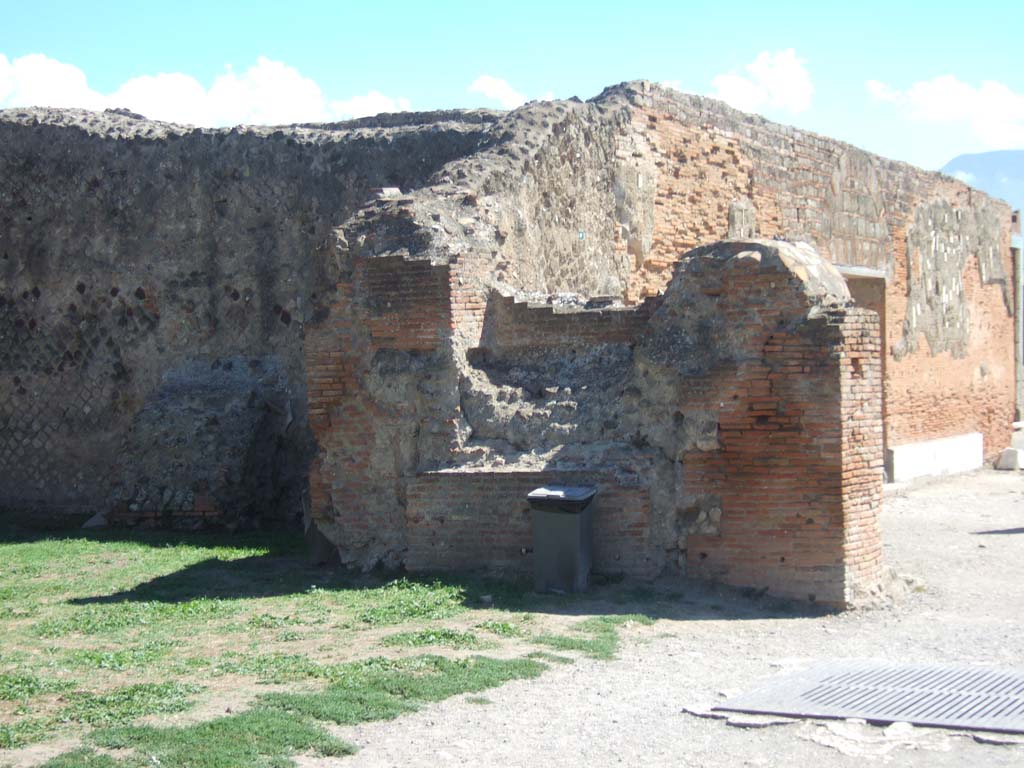 VII.9.3 Pompeii. September 2005. South side leading onto the Forum.