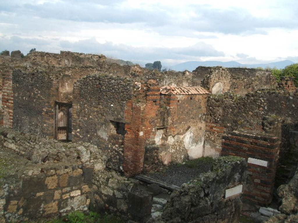 VII.9.61 Pompeii, at bottom left. December 2004.Taken from top of Eumachias building.