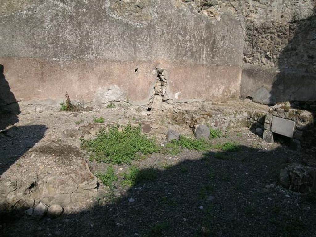 VII.12.23 Pompeii. June 2005. East side of rear room.
Masonry bench with site of boiler, and wall covered in cocciopesto, with a high plinth. 
Photo courtesy of Nicolas Monteix.


