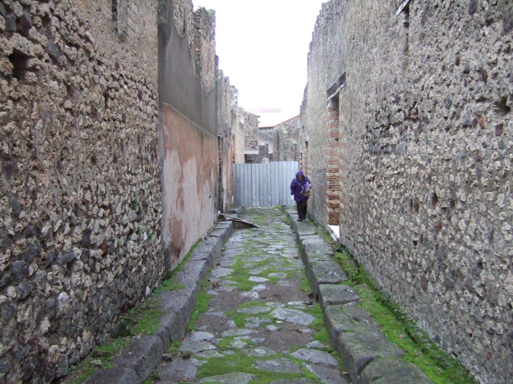 VII.12.23 Pompeii, on left. December 2005. Vicolo del Balcone Pensile, looking east. VII.11, on right.