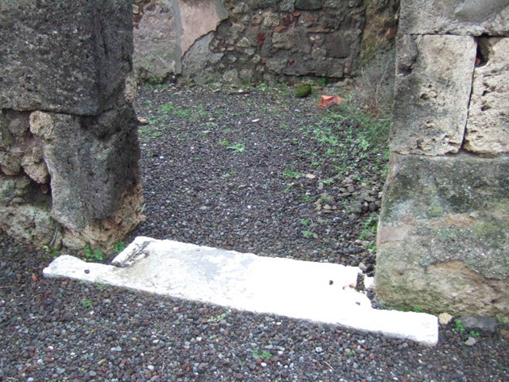VII.13.8 Pompeii.  December 2005. Triclinium in south east corner of atrium. Marble threshold or sill.