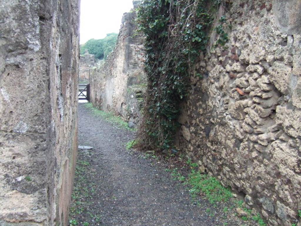 VII.13.8 Pompeii. December 2005. Looking south to entrance of Via dellAbbondanza, along fauces or entrance corridor. 
