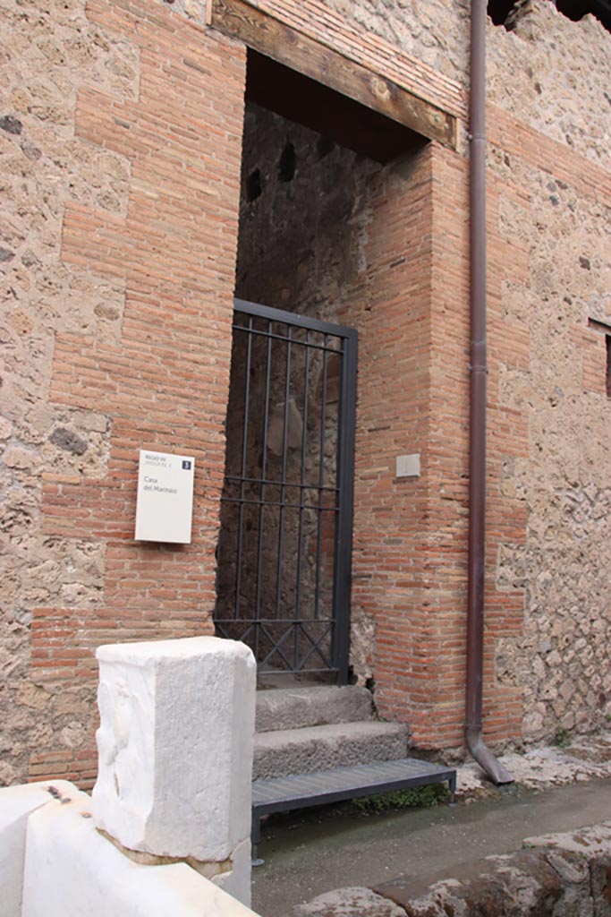 VII.15.1 Pompeii. September 2005. Entrance on Vicolo del Gallo. 