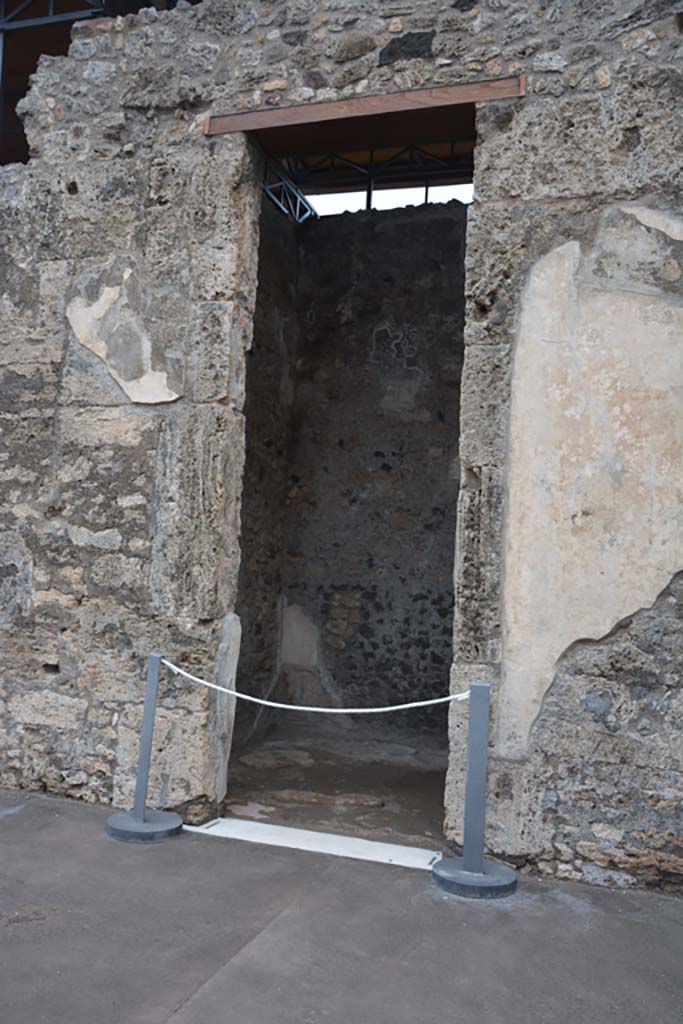 VII.15.2 Pompeii. November 2017. Doorway to cubiculum in centre of east side of atrium.
Foto Annette Haug, ERC Grant 681269 DÉCOR.
