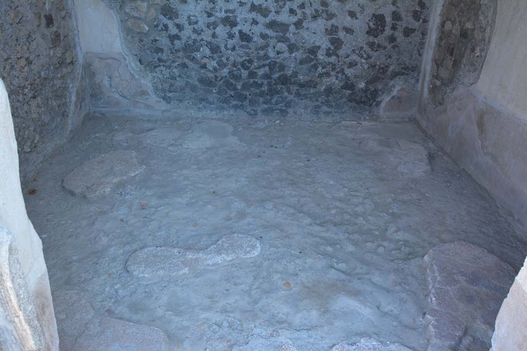 VII.15.2 Pompeii. October 2019. Looking east across flooring from doorway into cubiculum in centre of east side of atrium.
Foto Annette Haug, ERC Grant 681269 DÉCOR.

