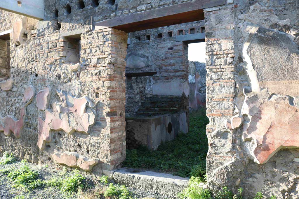 VII.15.5 Pompeii. December 2018. Looking towards entrance doorway on north side of Vicolo del Gallo. Photo courtesy of Aude Durand.

