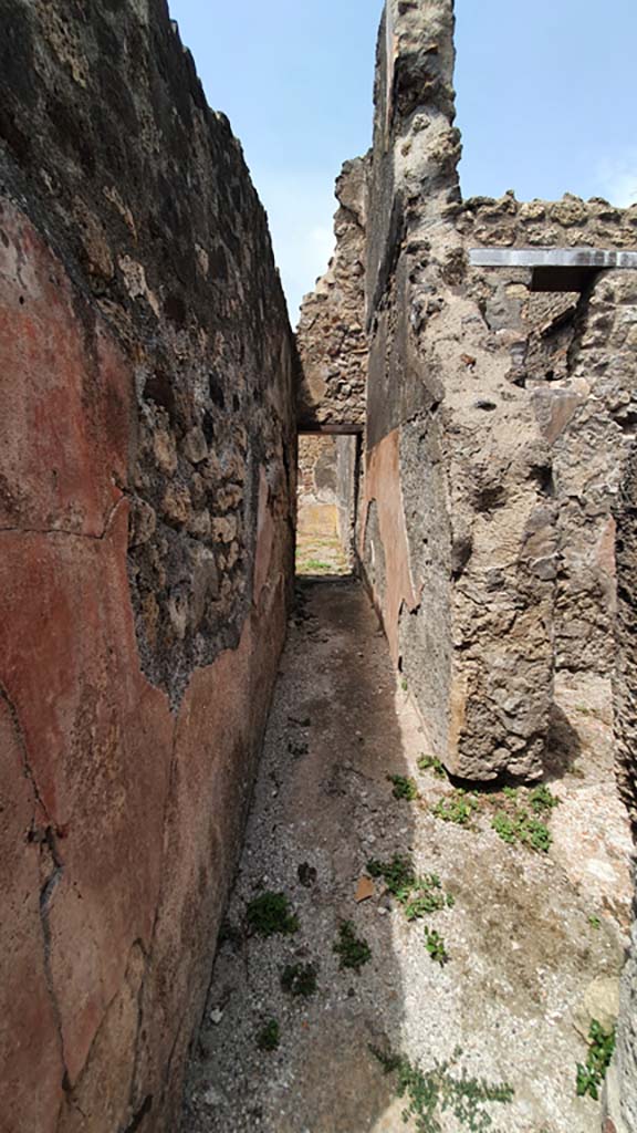 VII.15.5 Pompeii. August 2021. 
Looking north along small corridor leading to garden area.
Foto Annette Haug, ERC Grant 681269 DÉCOR.
