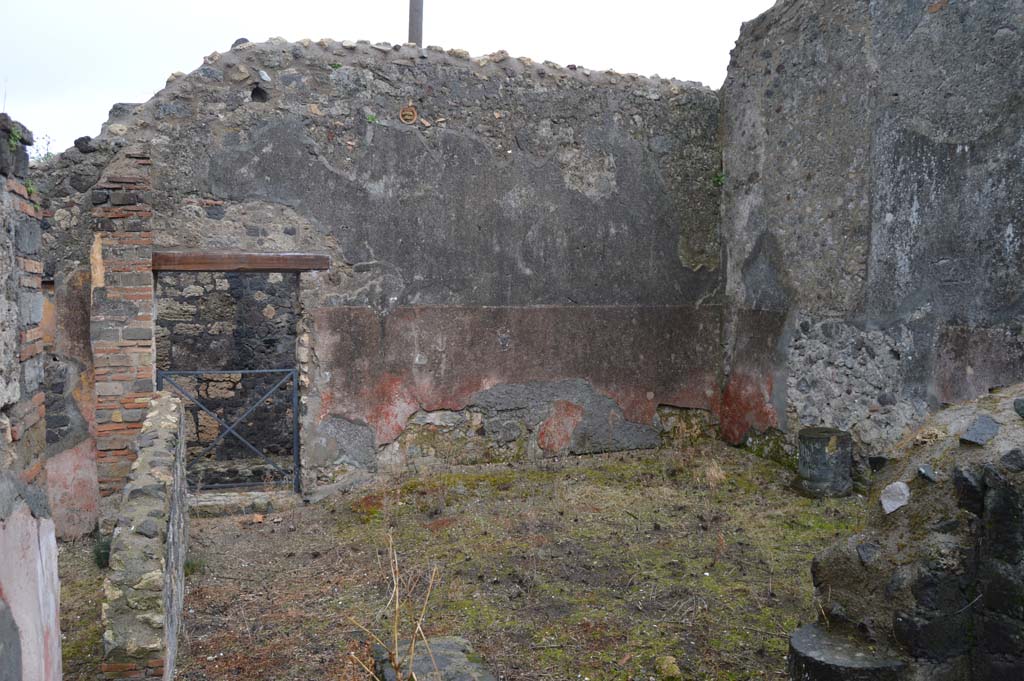 VII.15.12/11 Pompeii. March 2018. Looking east in garden area to wall with doorway at VII.15.11, onto Vicolo del Gallo.
Foto Taylor Lauritsen, ERC Grant 681269 DCOR.
